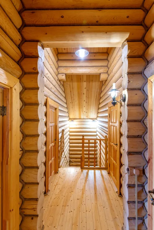 Большой деревянный коттедж рядом с озером и лесом