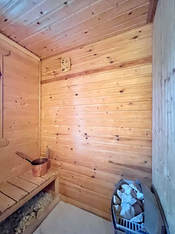 Коттедж Уединенный теплый дом без соседей с сауной, джакузи и бассейном — Луховицы