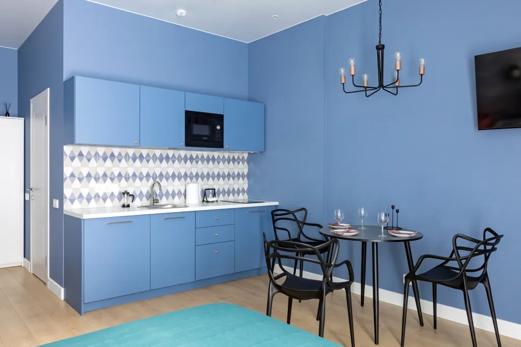 Дизайнерская студия с качелью в центре на набережной