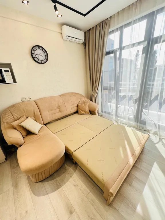 Двухуровневая студия с балконом и видом на бассейн