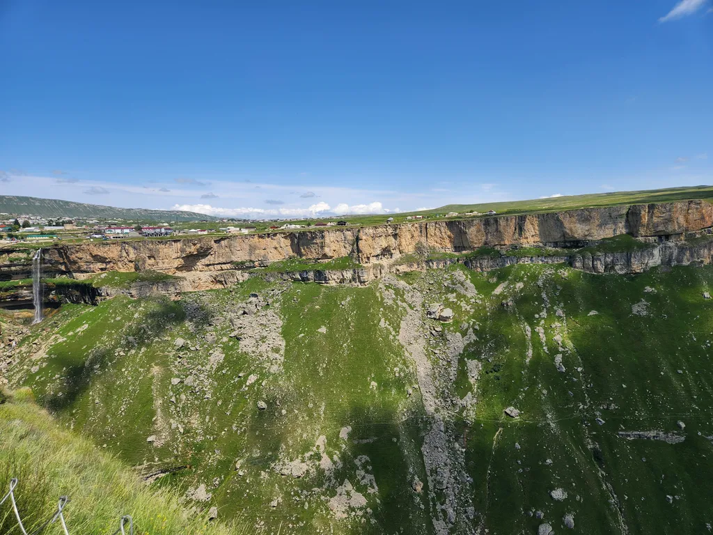 Домик на краю обрыва