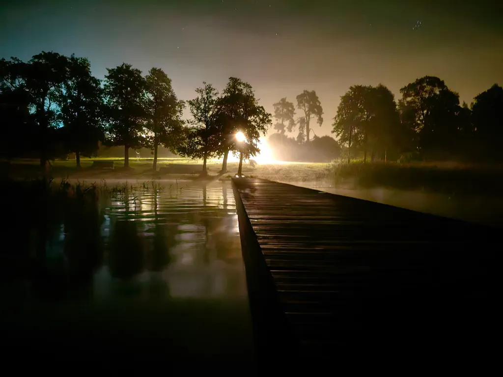 Домик с панорамным окном рядом с озером и видом на лес