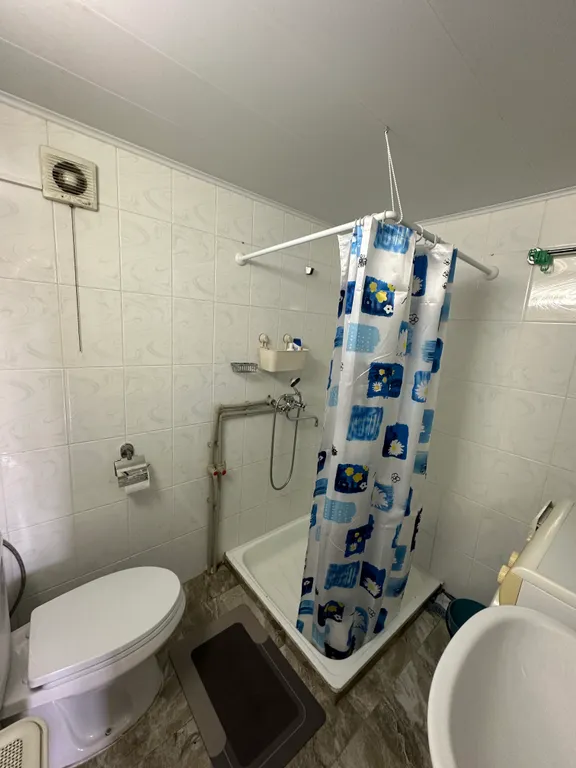 Уютная комната с видом на горы на побережье