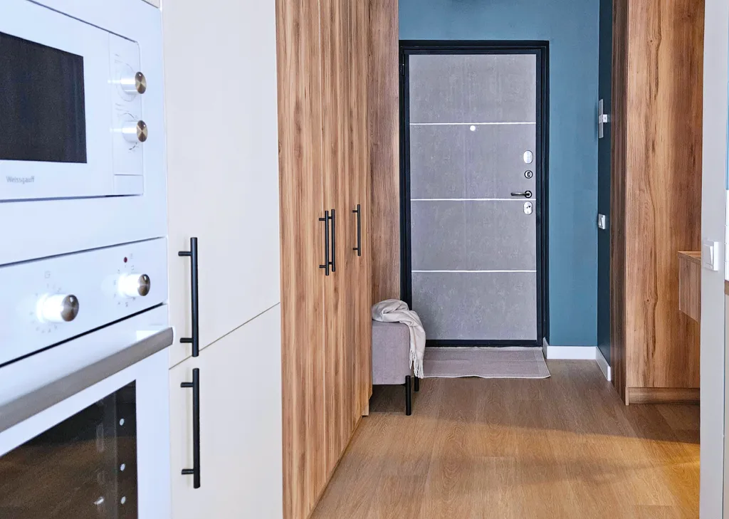 Уютная студия с проектором между морем и горами