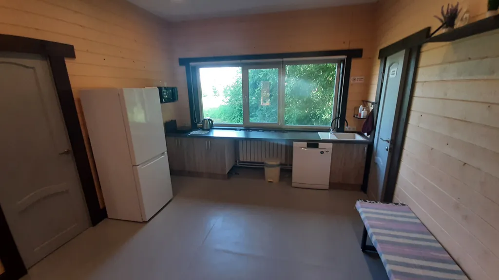 Новые деревянные дома в предгорье Уральских горберегу 3 рек