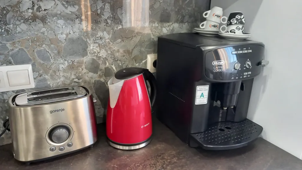 Квартира с магистральным фильтром, кухней-столовой и уютной спальней