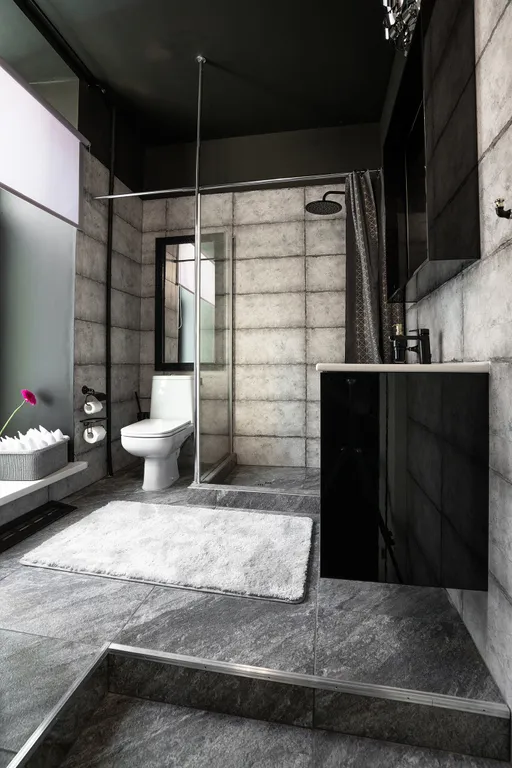 Черная комната с черными зеркалами и дизайнеским освещением