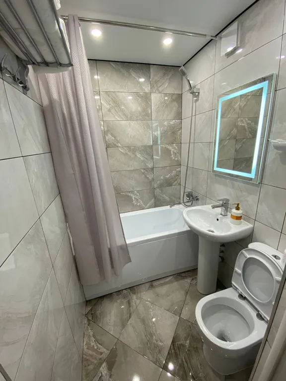 Чистая и современная квартира с видом на горы в центре города