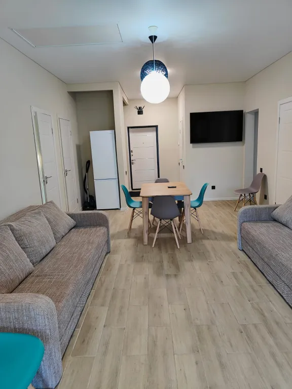 Уютный дом на берегу живописного озера