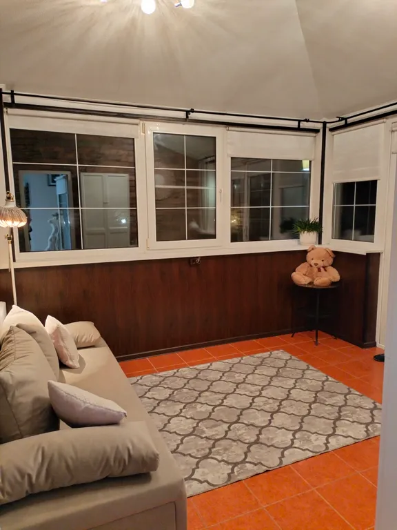 Уютный коттедж с дровяным камином, в окружении лесного массива