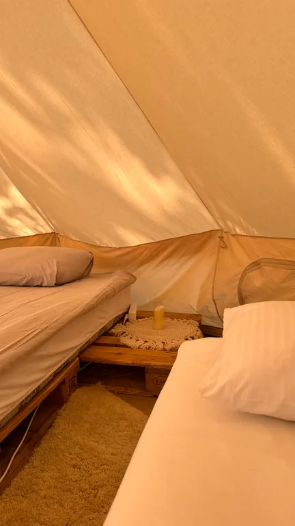 Большой шатёр в кемпинге вблизи озера