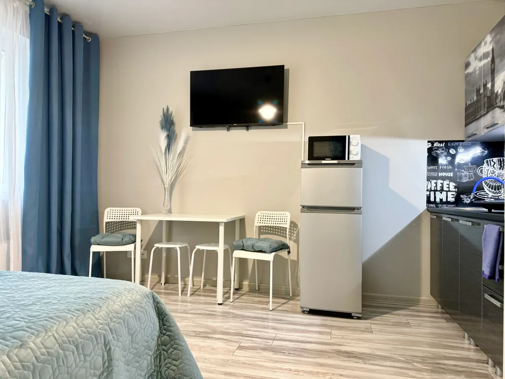 Уютная квартира-студия с большой кроватью и диваном