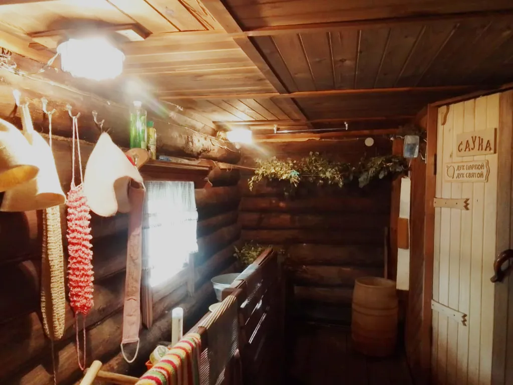 Лесной домик за рекой