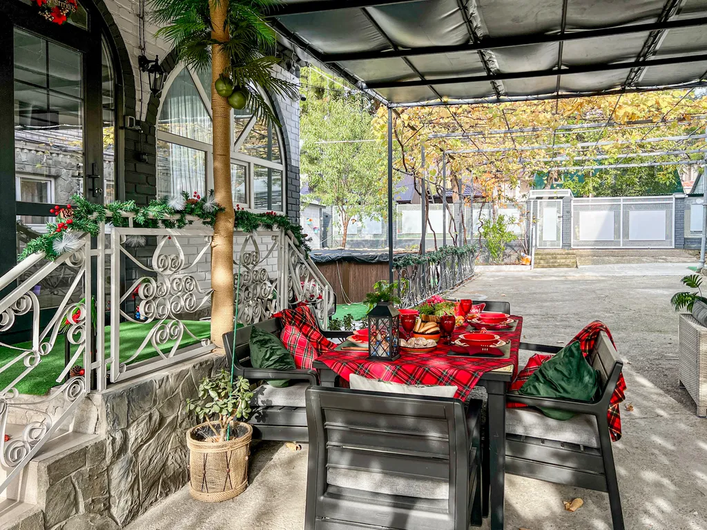 Дом сапфир с бассейном в центре