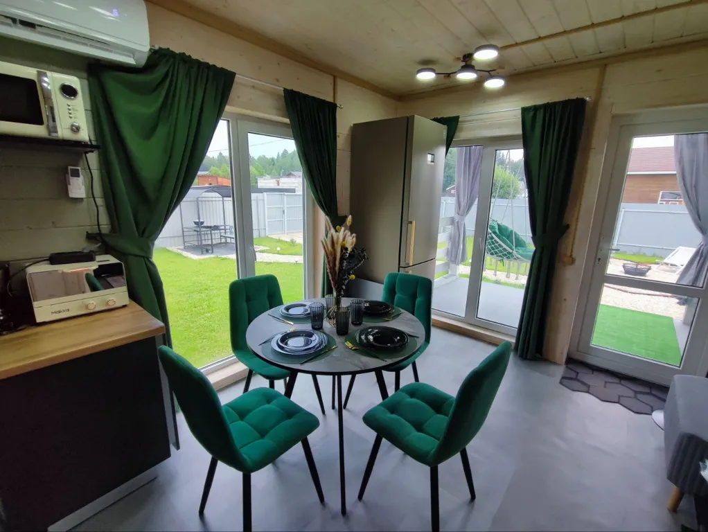 Новый стильный дом в окружении леса