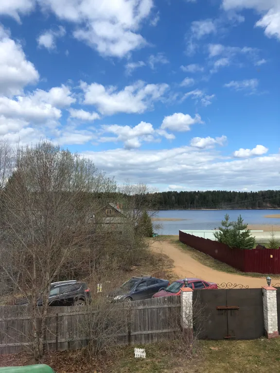 Дом с детской площадкой и видом на озеро