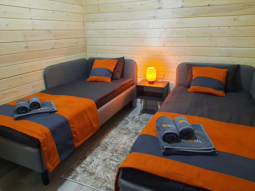 Уютный четырехместный Домик де-люкс с отдельными кроватями