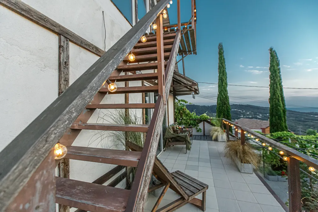 Коттедж Умный дом с кипарисами и видом на море с мансардным этажом — Сочи