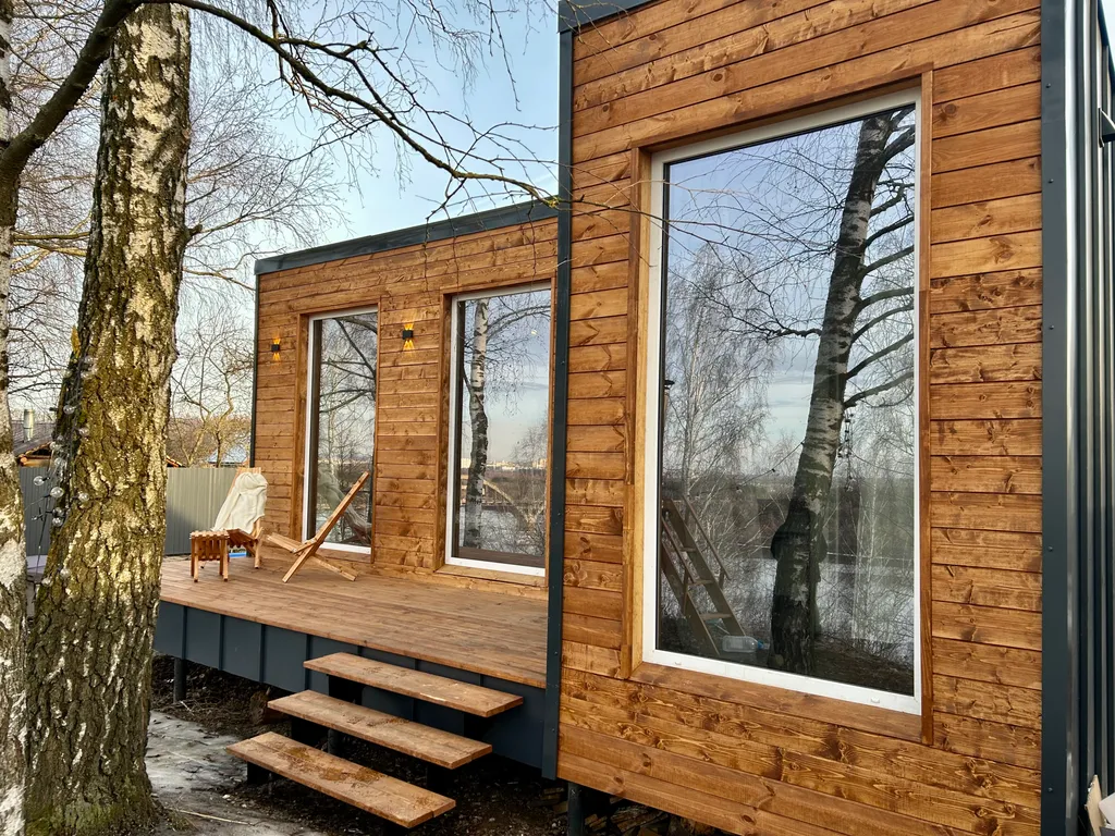 Дом с чаном на берегу реки