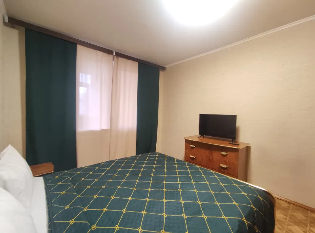 Квартира 3-комнатная квартира ochre apartament у Нефтегазового университета — Тюмень