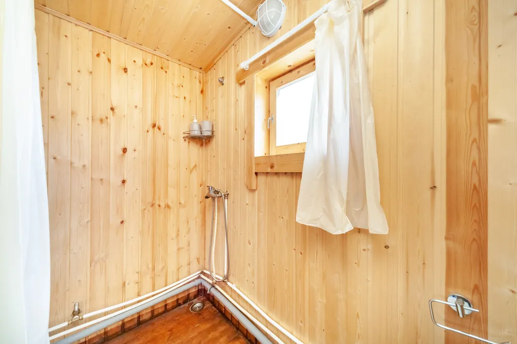 Домик с панорамным окном на берегу озера