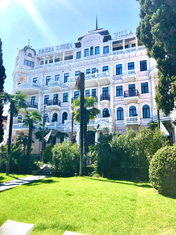 Апартаменты Вилла Елена на набережной Ялты с видом на море