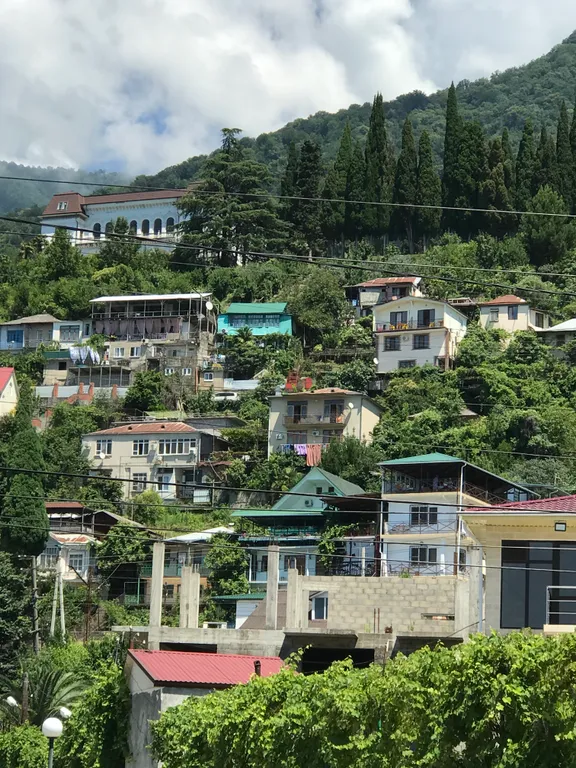 Уютная комната в центре города с видом на море