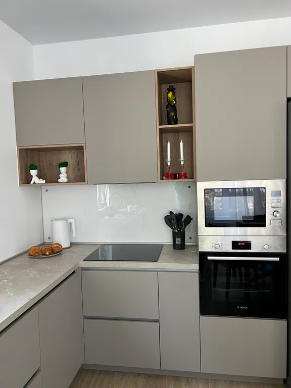 Просторный дом с камином в сосновом лесу