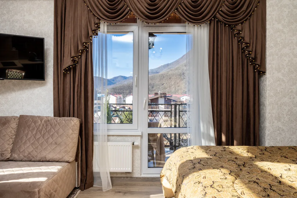 Просторная студия с видом на горы