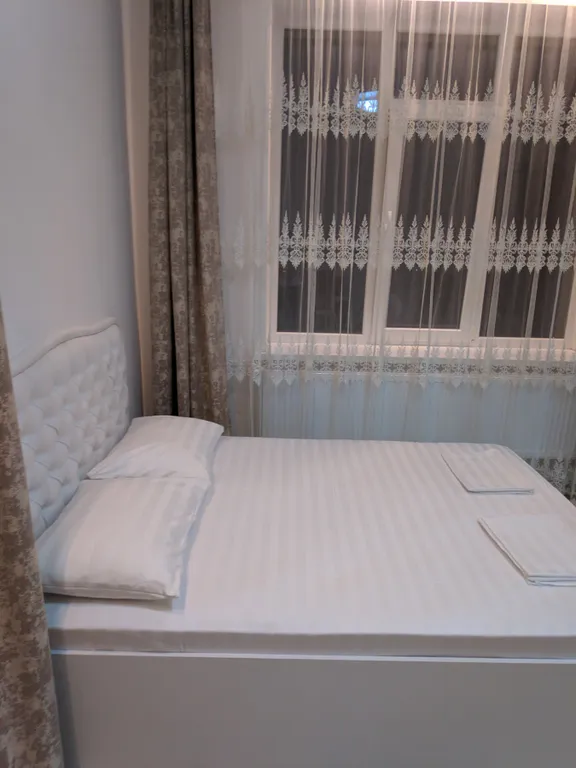 Четырёхместный номер  люкс с балконом с видом на город и горы