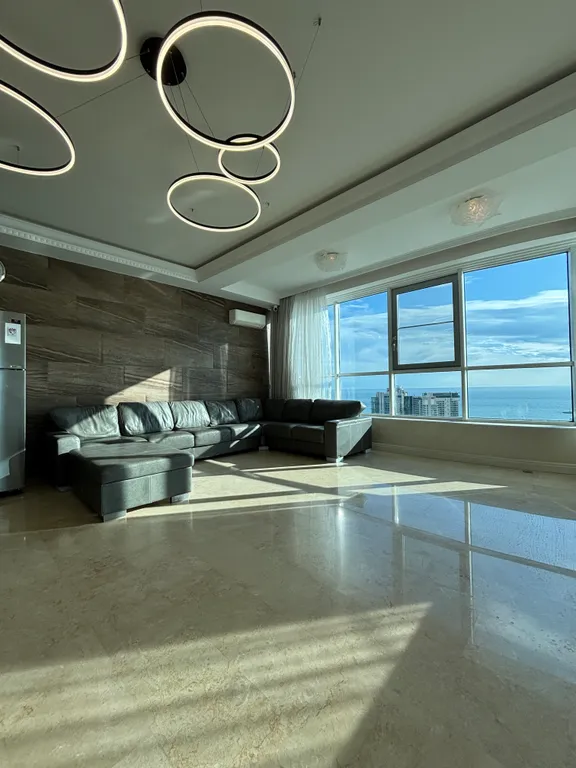 Пентхаус с видом на Морпорт в центре города