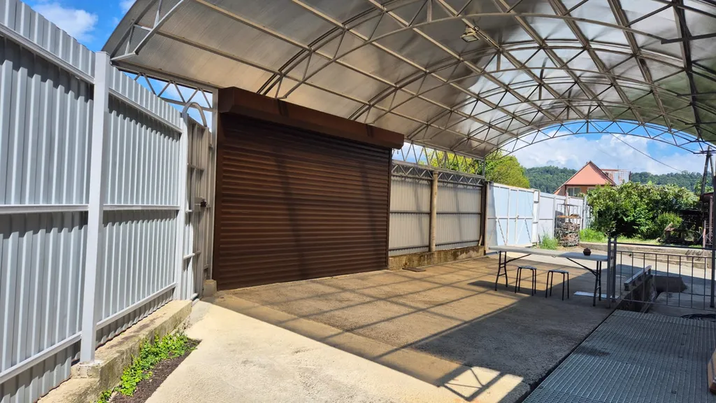 Трёхэтажный таунхаус в живописном месте с большим садом