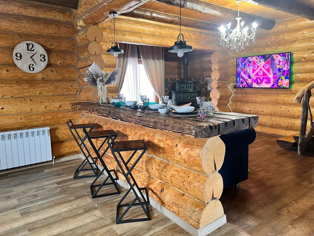 Красивый уютный бревенчатый дом с камином и видом на реку и церковь