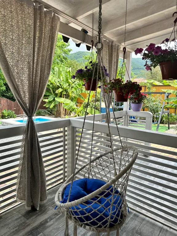 Загородный дом с бассейном и сауной