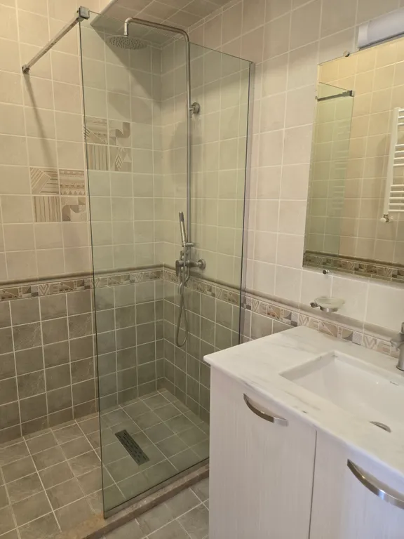 Апартамент с балконом с видом на город