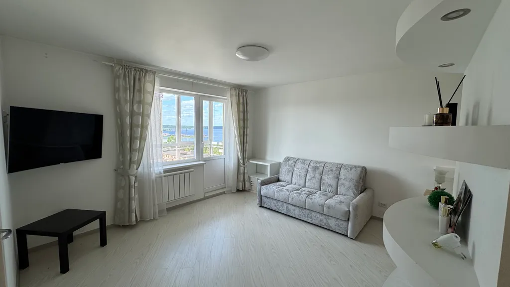 Светлые апартаменты в центре города с видом на озеро