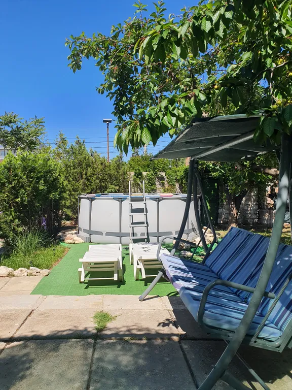 Дом с бассейном у моря