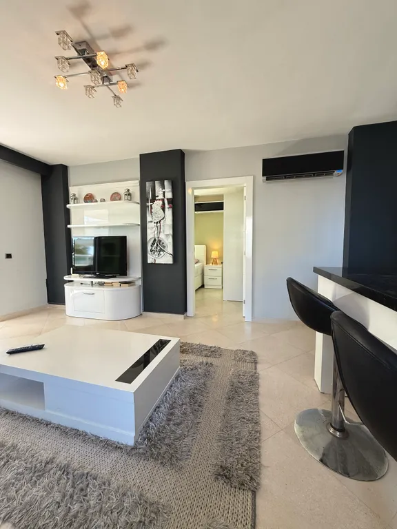 Sea View 2BD Flat 50m to the Beach