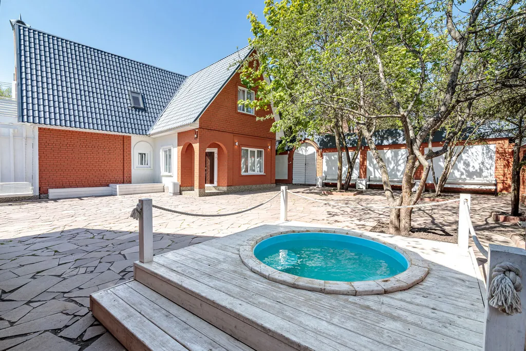 Совершенно новый дом на берегу озера с верандой и русской баней