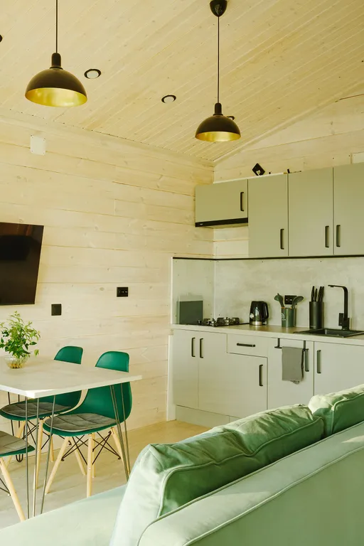 Уютный дом на берегу озера