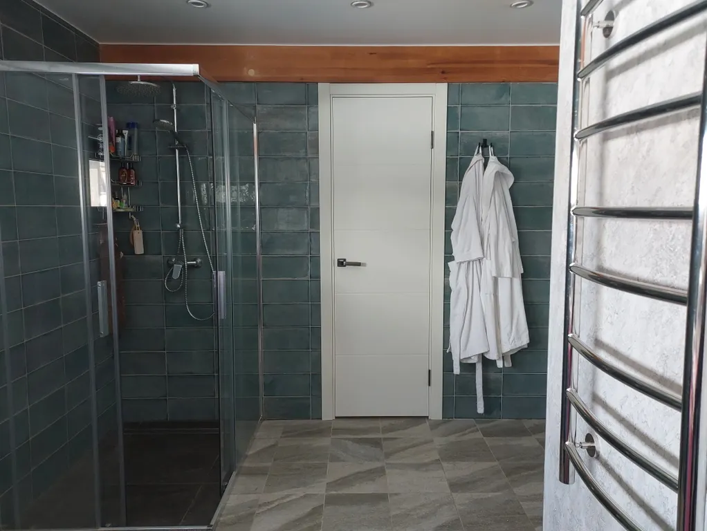 Светлый дом у озера c баней