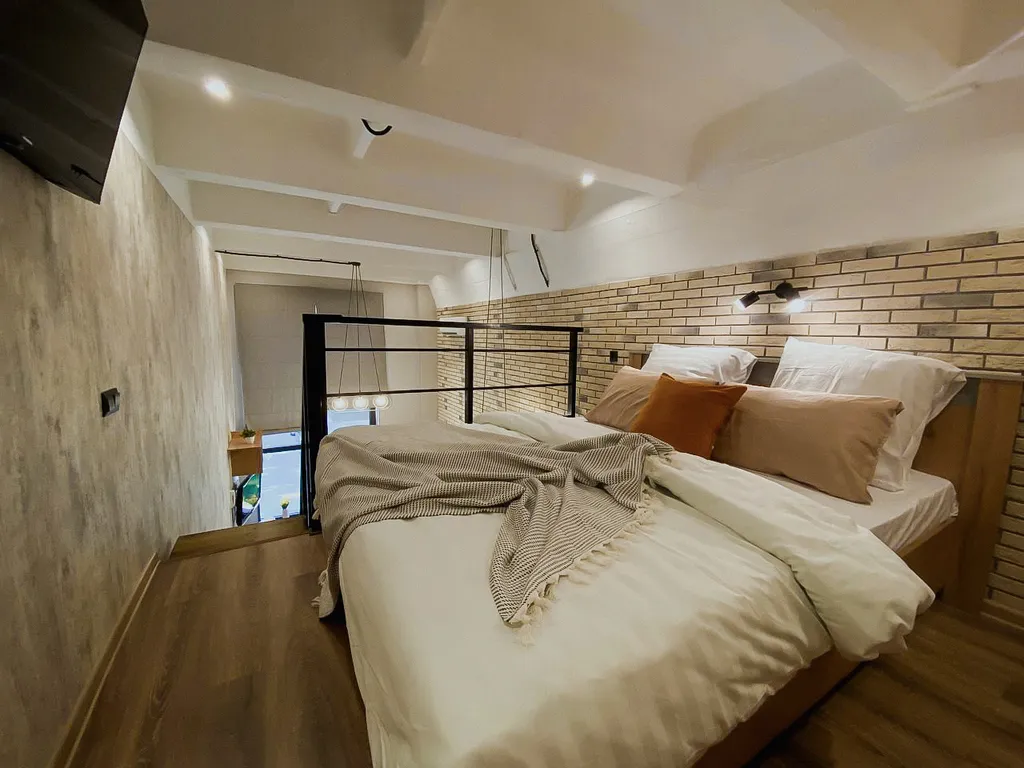 Двухуровневая студия с панорамными окнами