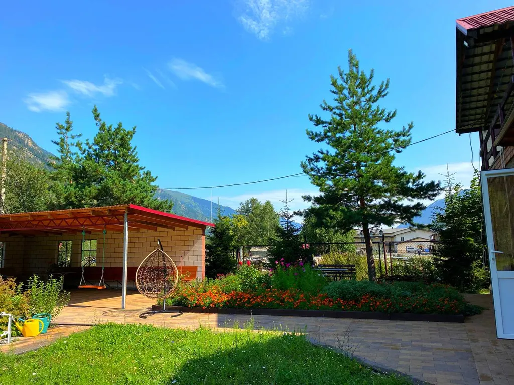 Веранда в окружении величественных гор