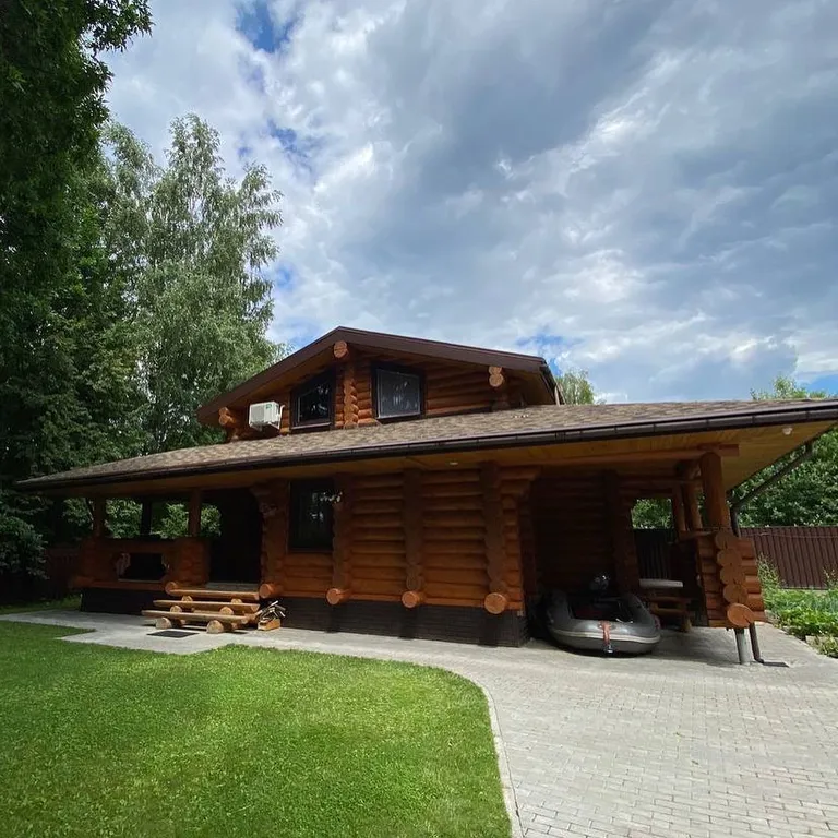 Дом на берегу реки с баней