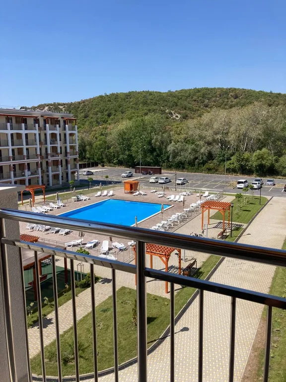 Квартира в новом доме с видом на бассейн и горы