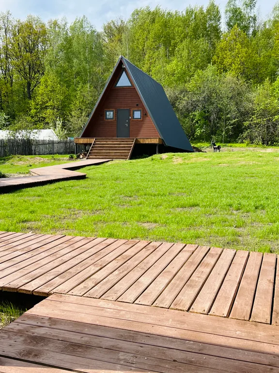 Треугольный дом на берегу озера