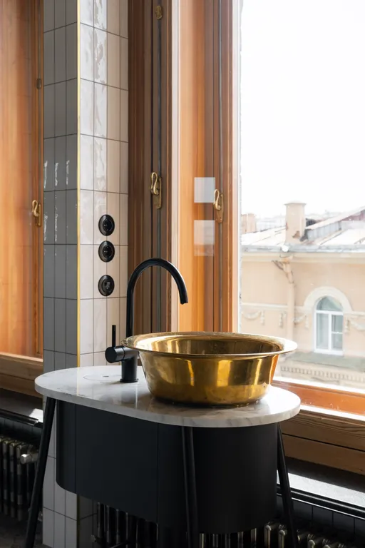 Угловая квартира под башней на пяти углах