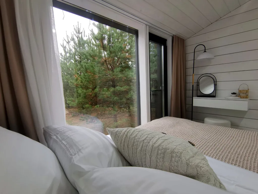 Панорамный дом в окружении леса на берегу водохранилища