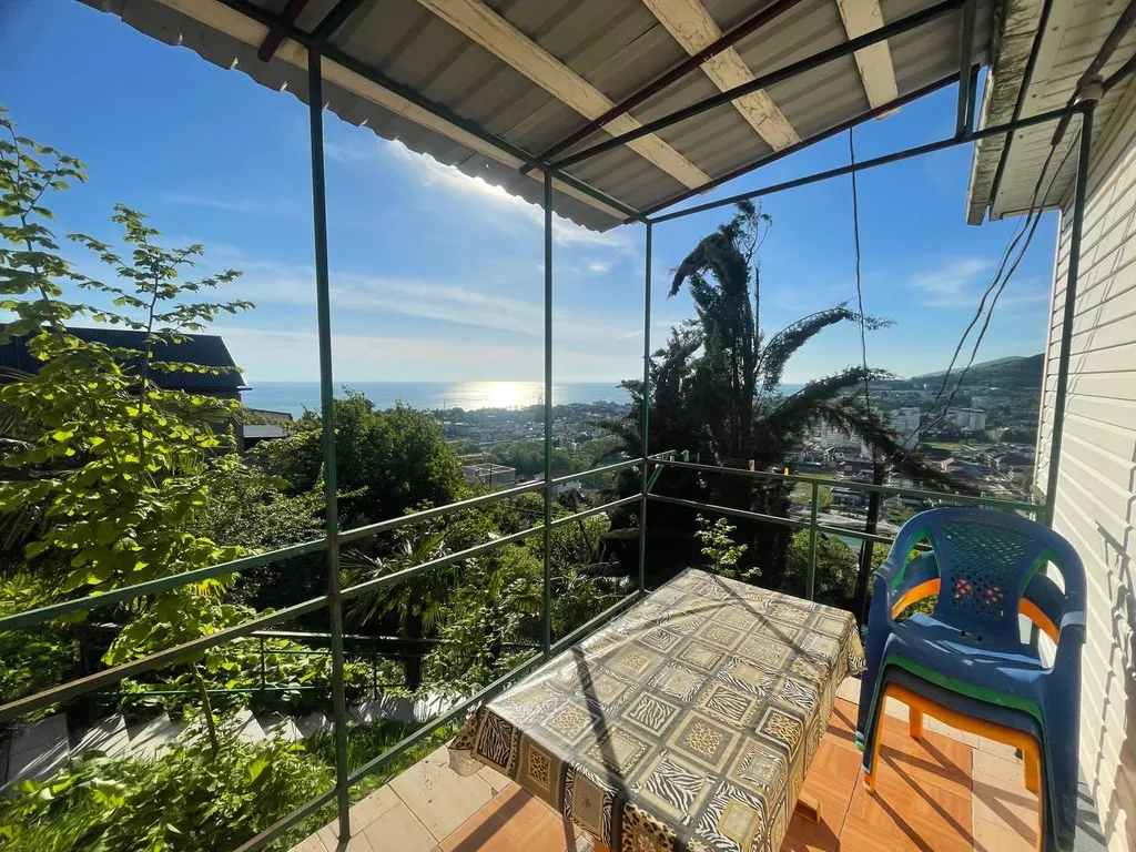 Домик-эконом с террасой и видом на море и горы