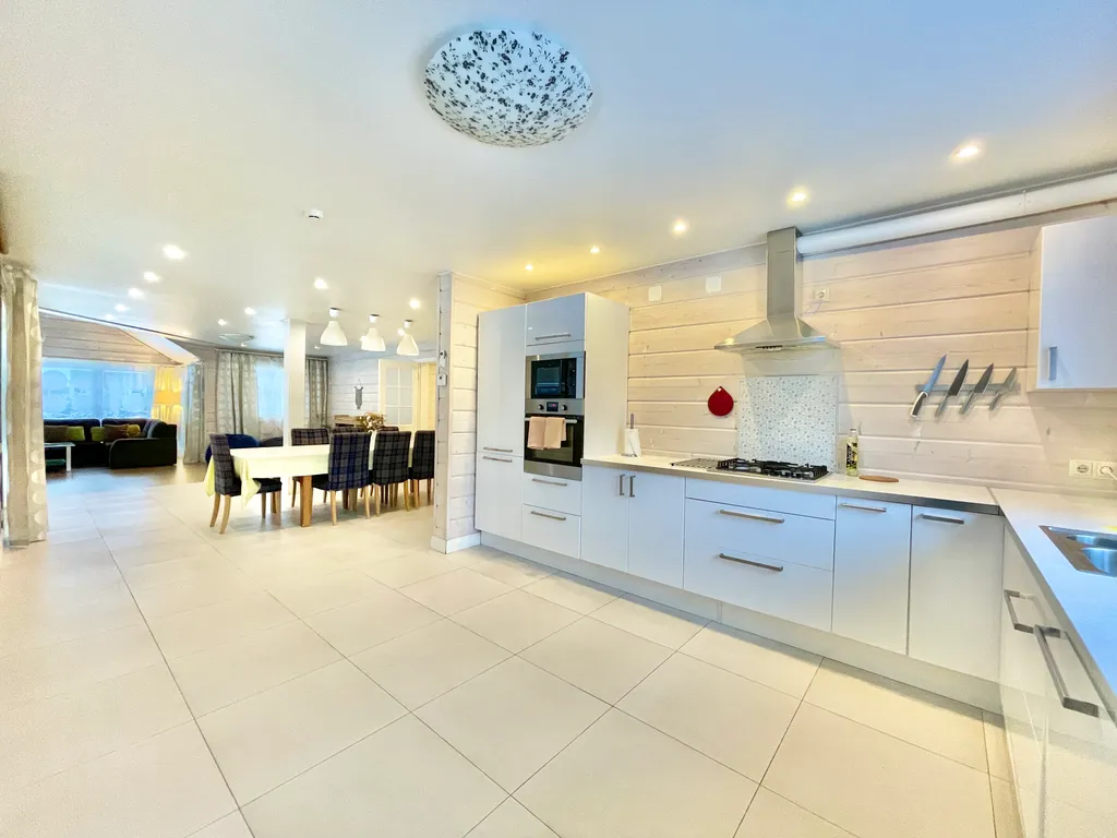 Коттедж Коттедж на берегу озера, с 5 спальнями, сауной  камином — Межозерное